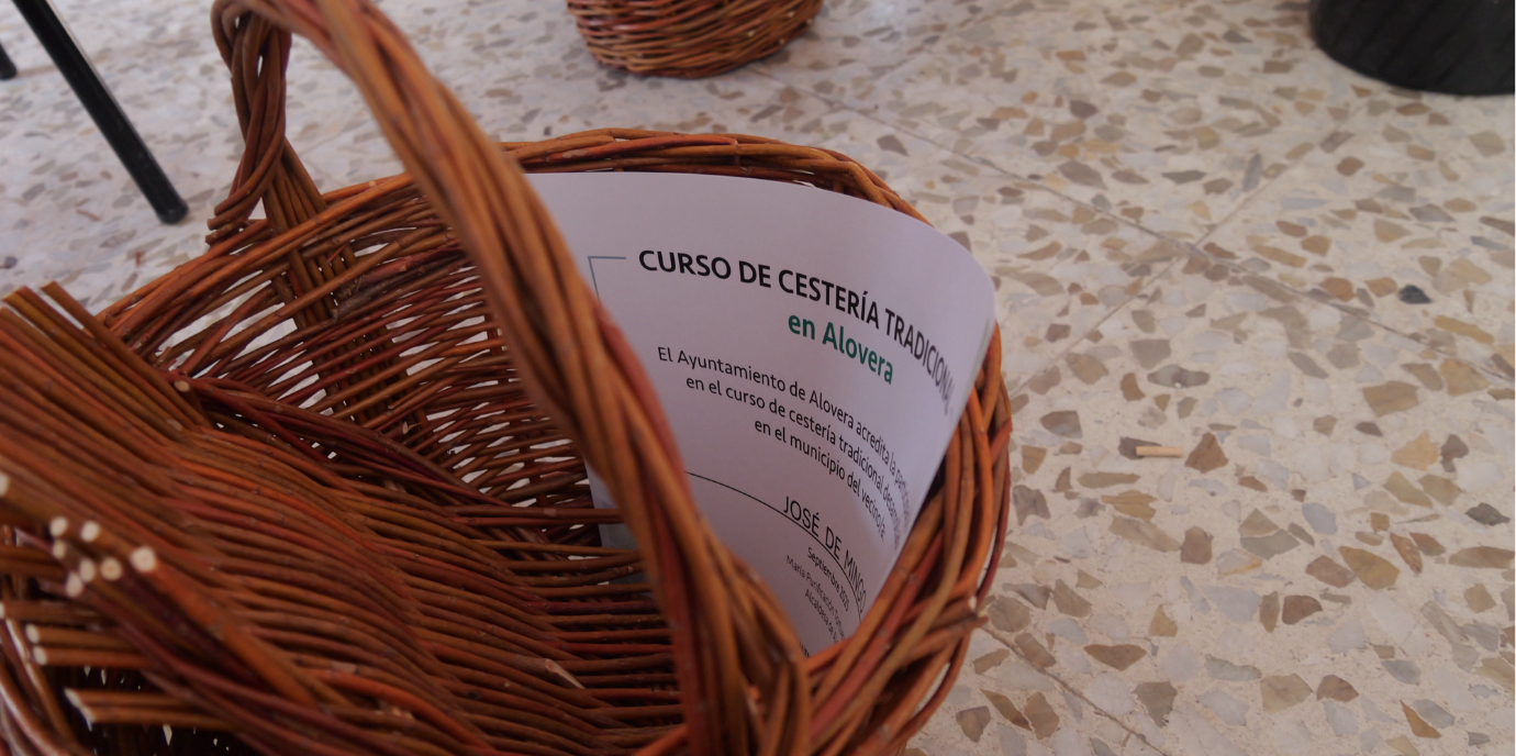 20 vecinos se forman en un curso de cestería tradicional.