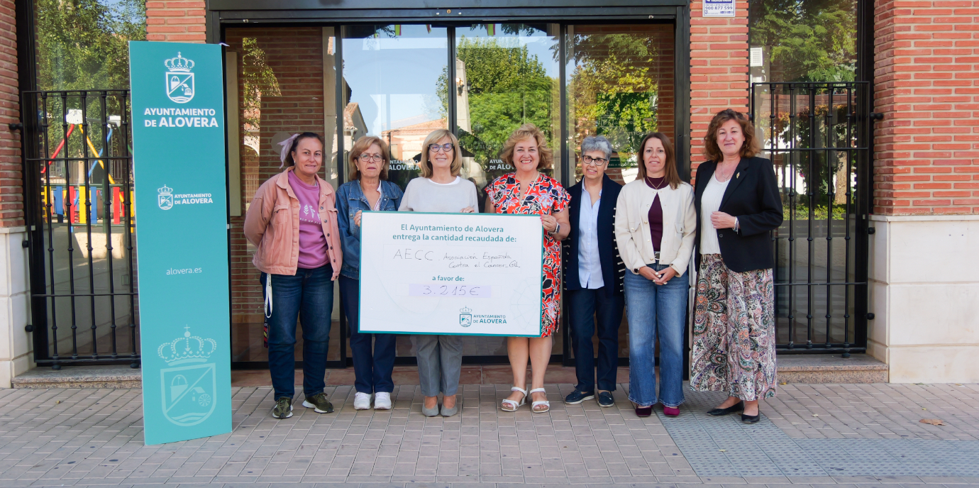 Alovera entrega cheque a la Asociación Española contra el Cáncer por su cena solidaria de fiestas.
